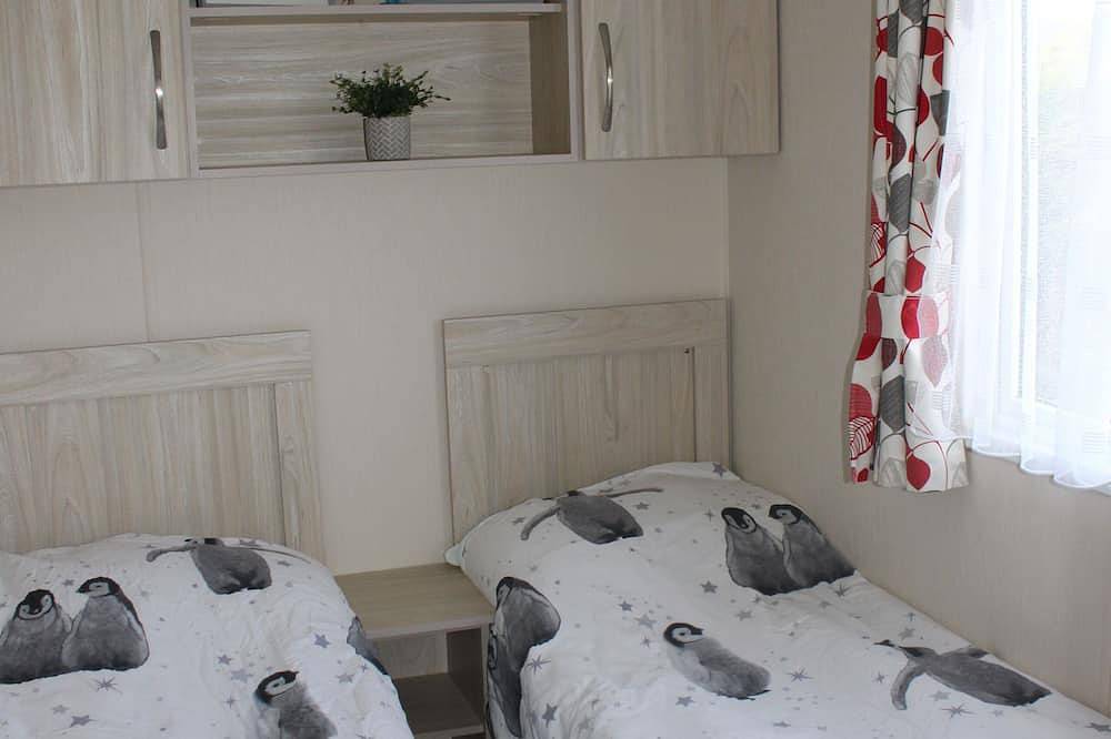 Cosy beachfront getaway in West Mersea- fishing, golf & swimming pool onsite in Mersea Island, Colchester