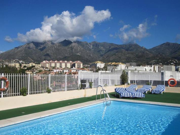 Apartahotel para 2 personas, con piscina además de terraza y vistas en Marbella