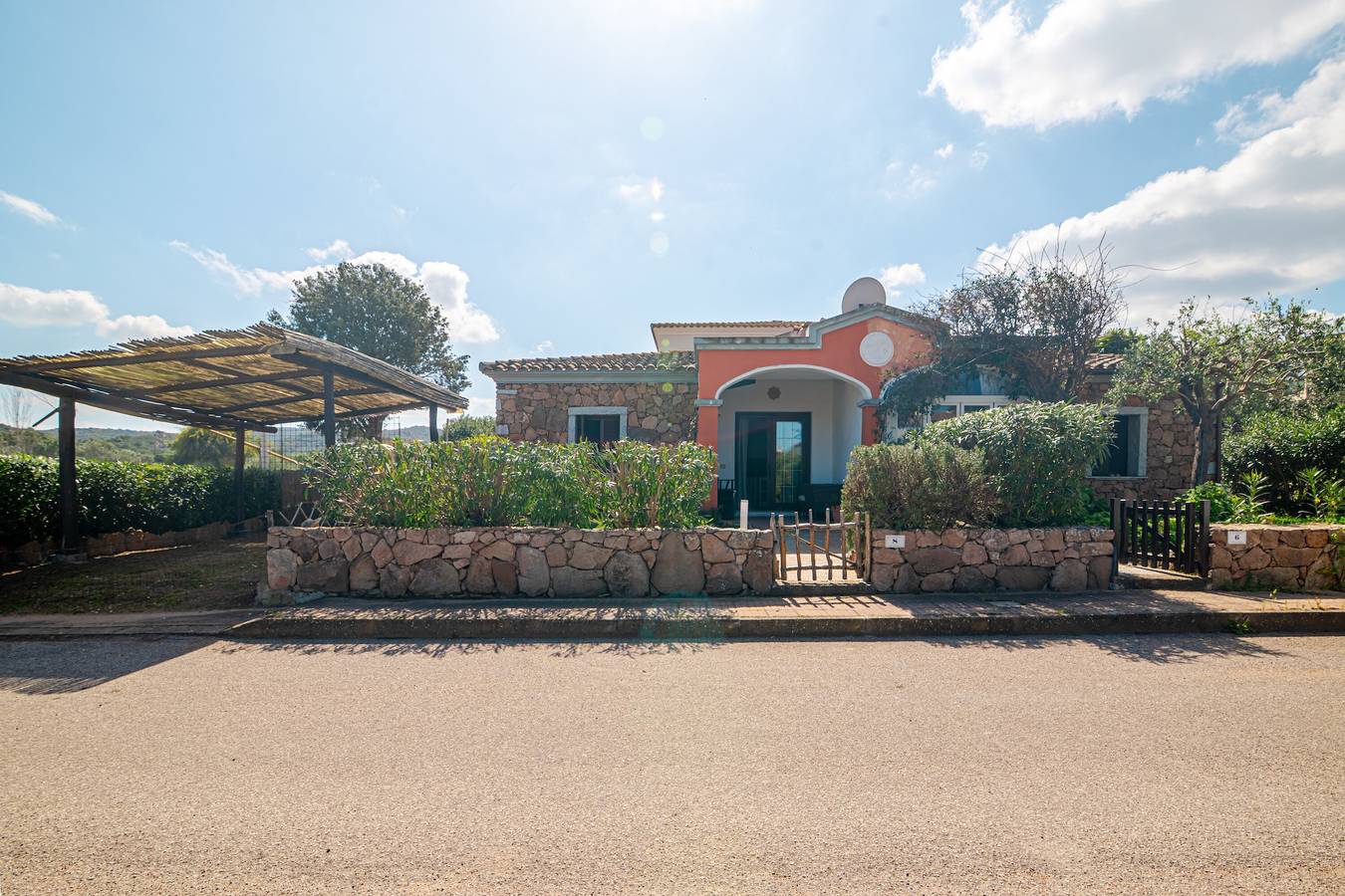 Appartamento intero, Villetta con Giardino, Piscina in Condivisione, Terrazza Privata e Aria Condizionata in Porto San Paolo, Loiri Porto San Paolo