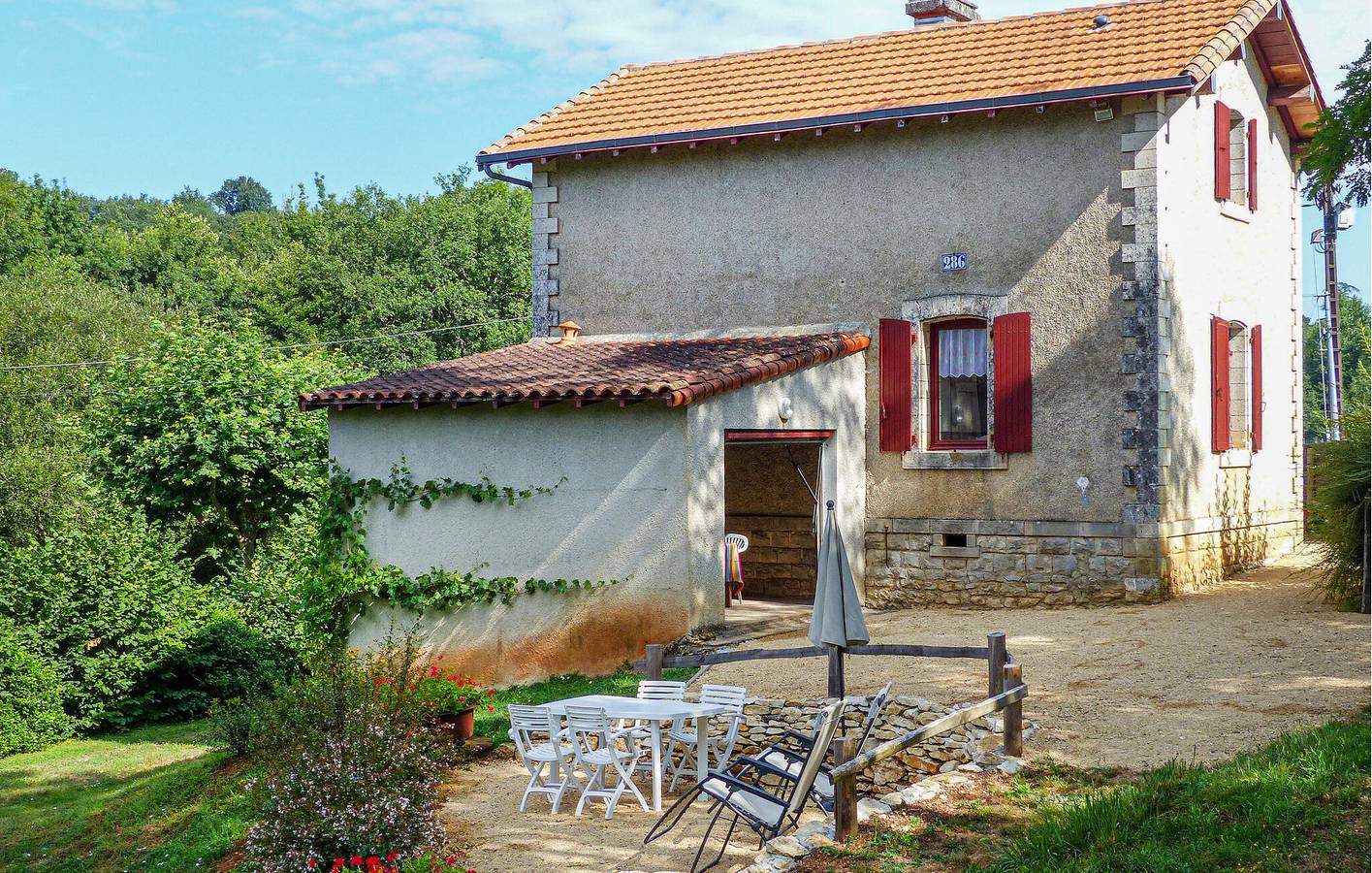 Charmant appartement près du centre-ville avec garage et jardin in Nanteuil-en-Vallée, Charente