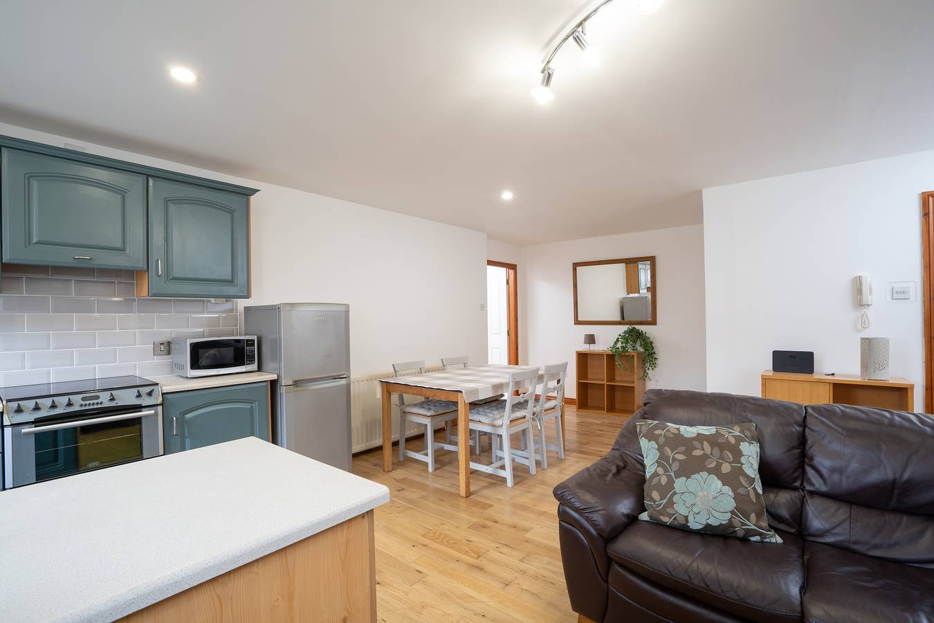 Entire apartment, Apartment 2 Bedroom, Ballyhackamore in Belfast, County Down
