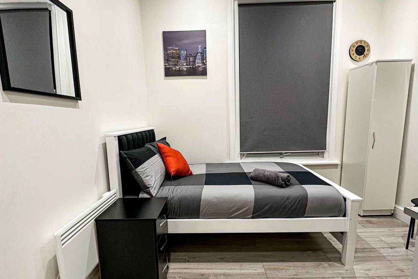 Entire studio, Studio - Sleeps 2 - Short Walk to Ealing Broadway in Ealing, London