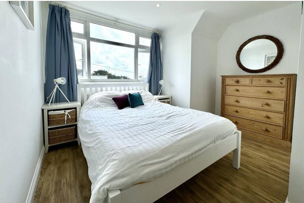 Beautiful Coastal Home-Trevone -Walk to the Beach - Sleeps 8 in Trevone, Cornwall