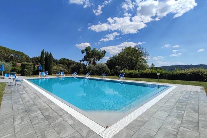 Agriturismo per 4 persone, con giardino e terrazza nonché piscina, con animali domestici in Gambassi Terme
