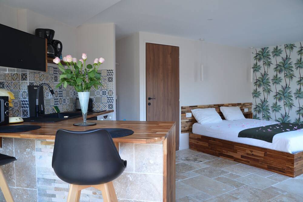 Appartement entier, Hautde gamme calme, sécurisé, salle de sport, boules,vélos, piscine, Spa Sauna in Heyrieux, Région de Vienne