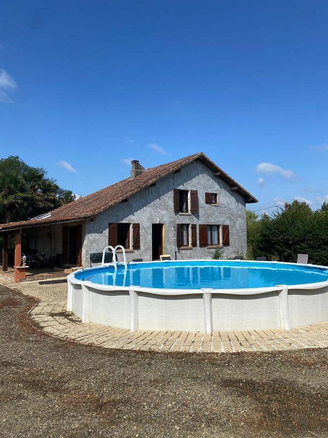 Location de vacances pour 8 personnes, avec terrasse et piscine à Buanes
