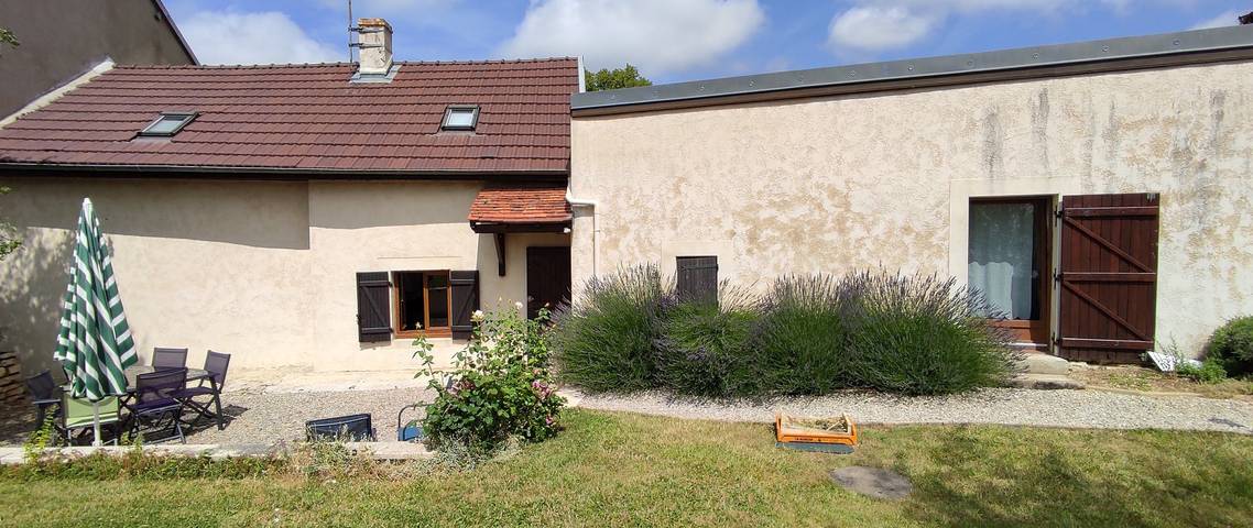 Gîte pour 6 personnes, avec terrasse et jardin dans Arceau