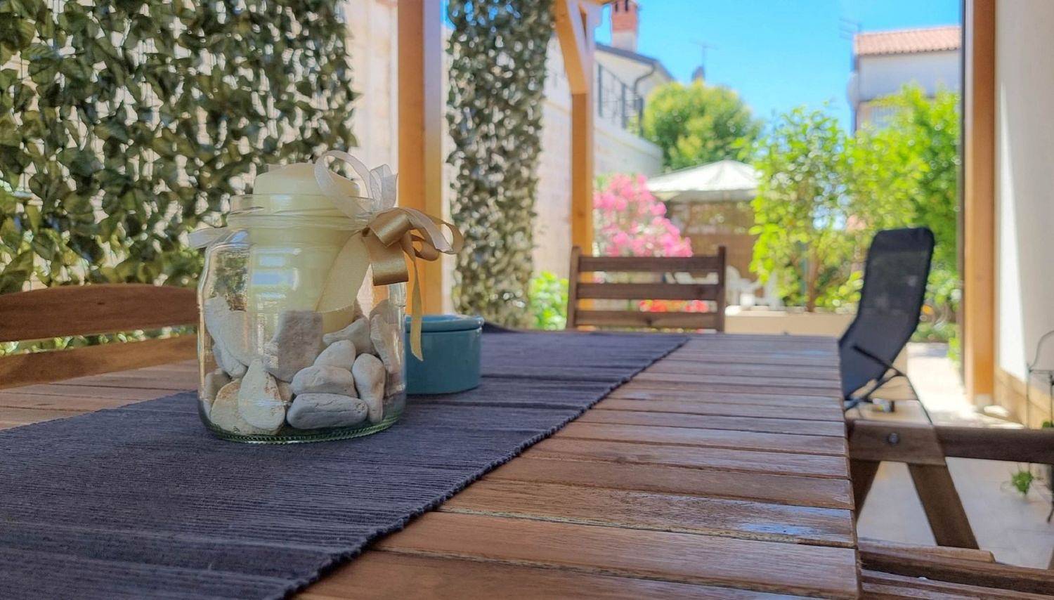 Ganze Wohnung, Bezauberndes Apartment nur 250 Meter zum Strand mit Garten, Klima, Waschmaschine in Umag, Umag und Umgebung