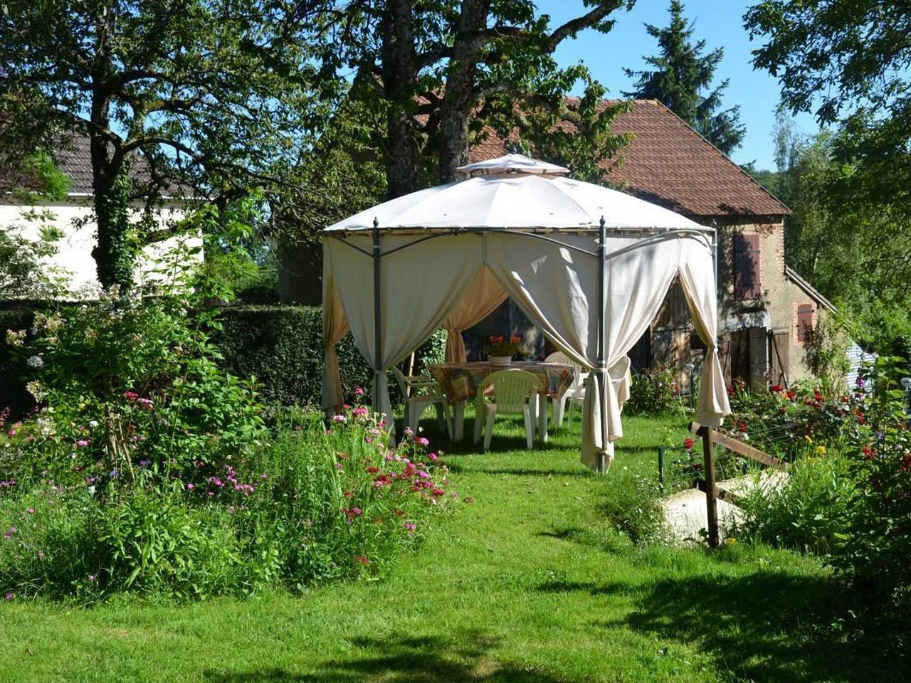 Casa tranquila con estanque privado, aire acondicionado y wifi in Avrée, Nièvre
