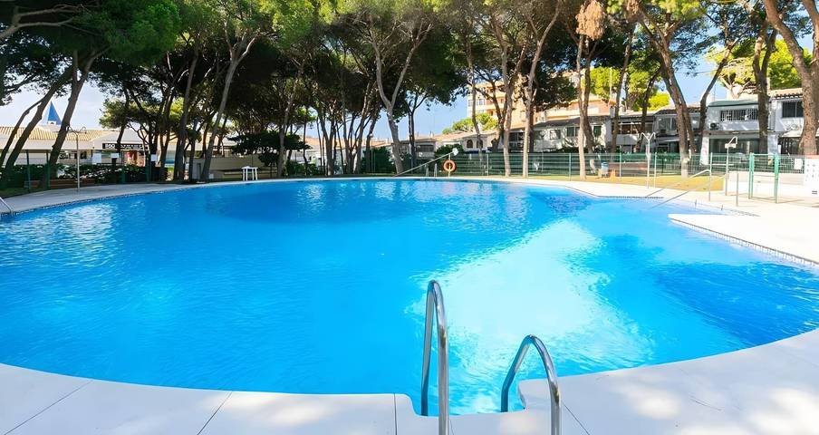 Entire apartment, Apartment 'Calypso' with Shared Pool, Wi-Fi and Air Conditioning in Urbanizacion Calahonda, Mijas