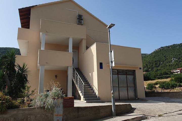 Ganze Wohnung, 2-Zimmer-Ferienwohnung mit Terrasse und Meerblick Komiza, Vis -a in Komiza, Split-Dalmatien