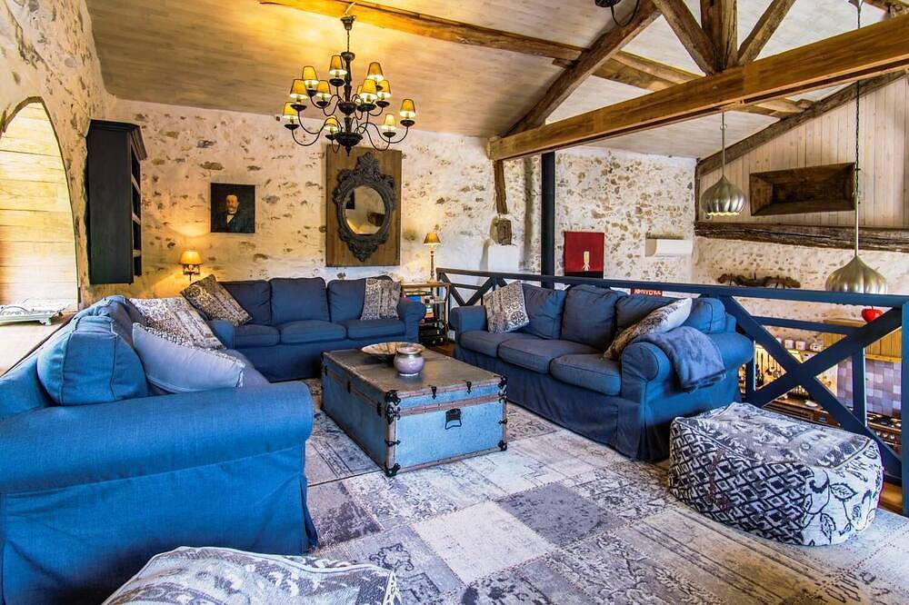 Anc. ferme rénovée ,3 hectares, piscine privée. sécurisée + tennis+climatisation in Sourzac, Périgord Blanc