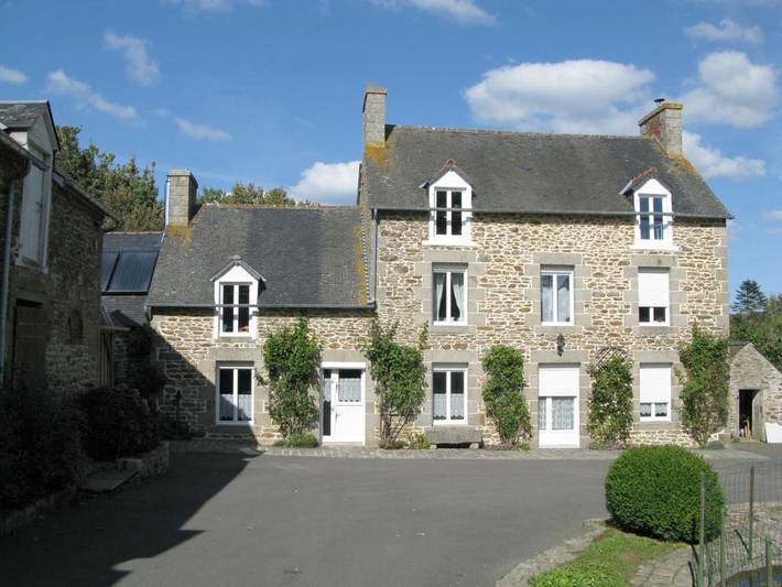Chambre d’hôte pour 3 personnes, avec Terrasse ainsi que Jardin et Piscine à Pleurtuit