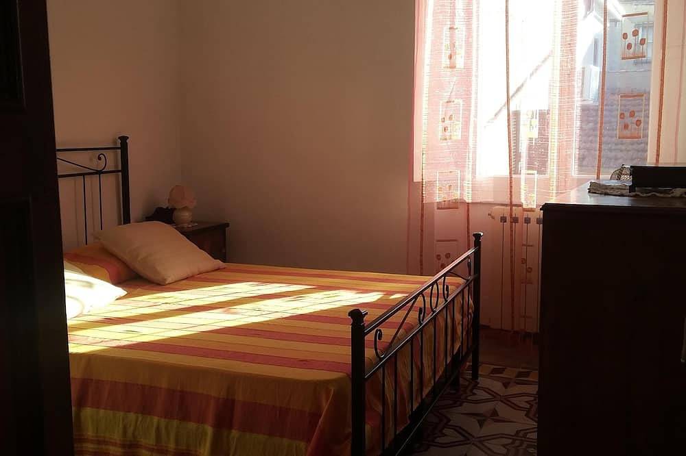 Typical Ligurian terrat with stunning views of the entire Gulf of Poets in Lerici, Lerici Gemeinde