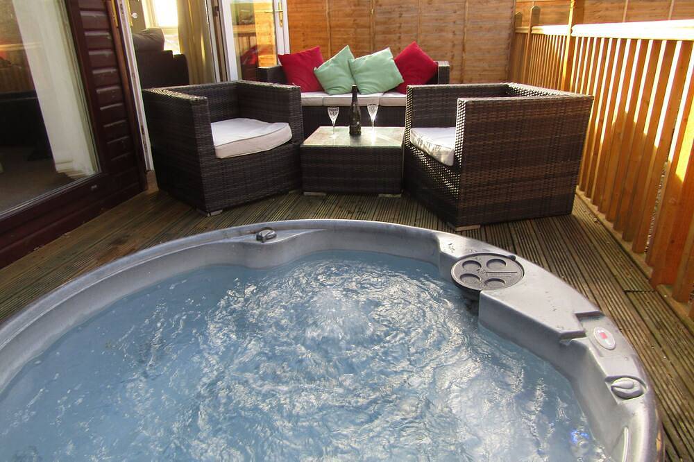 40ft x 20ft luxury holiday lodge near Scarborough; 3 bed, sleeps 6, hot tub in North York Moors National Park