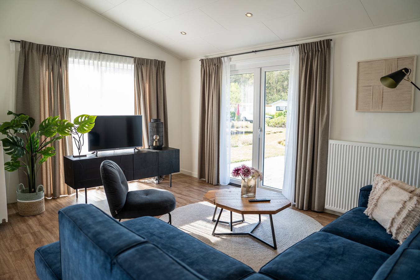 Comfortable waterfront lodge for 6 people on holiday park Molenvelden in Veldhoven in Veldhoven, North Brabant