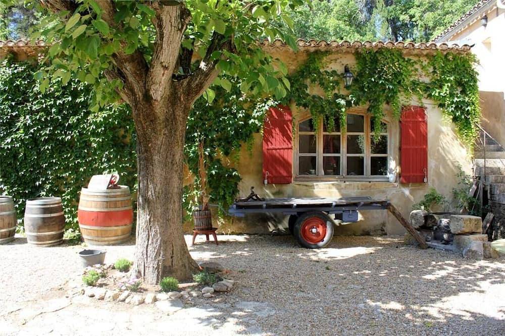 Entire apartment, Gîte Figuier - in the Provencal farmhouse of Domaine Faverot in Maubec, Parc naturel régional du Luberon