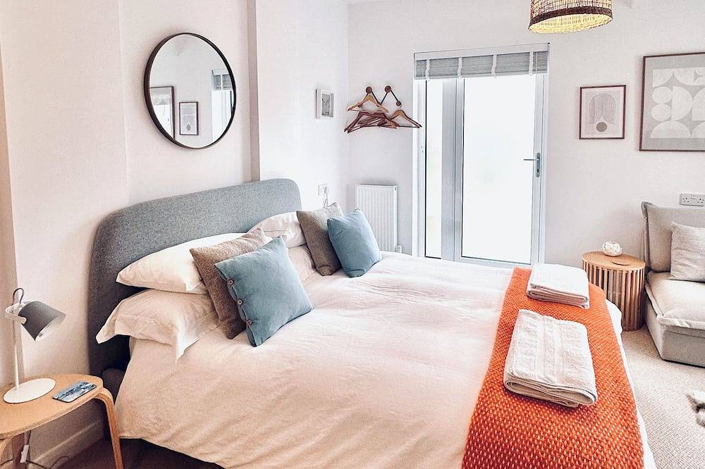 Modern luxury 5* rated kingsize bed guest suite near the sea and close to in Havant, Hampshire