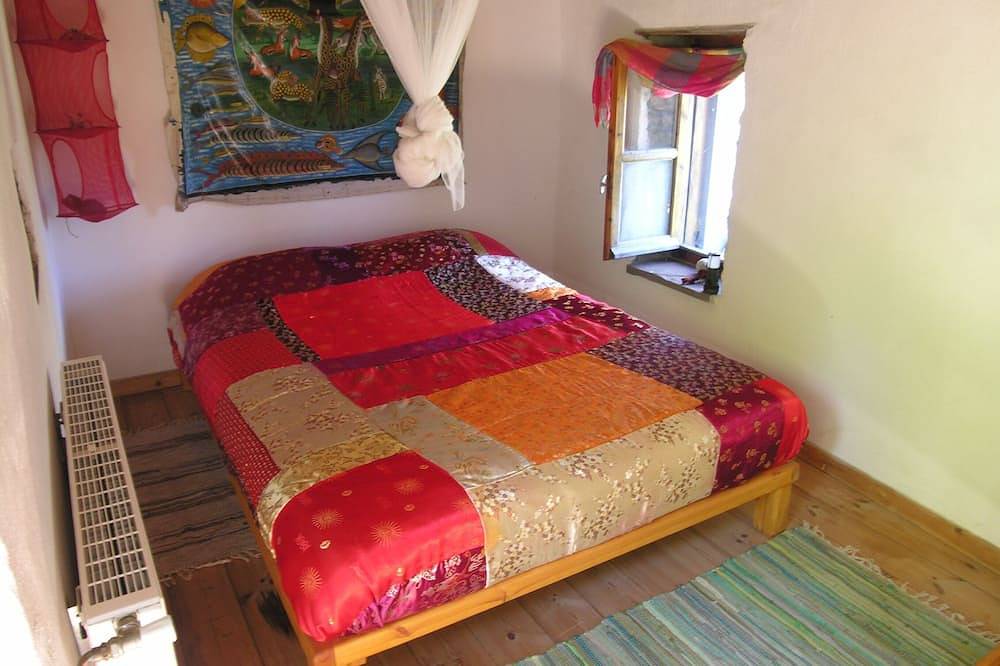 Altes Bauernhaus, geräumige offene Küche, ein Zimmer mit zwei Einzelbetten und ein Schlafzimmer mit einem Doppelbett im Schuppen neben dem Haus; Badezimmer mit Wc und Dusche in Ikaria