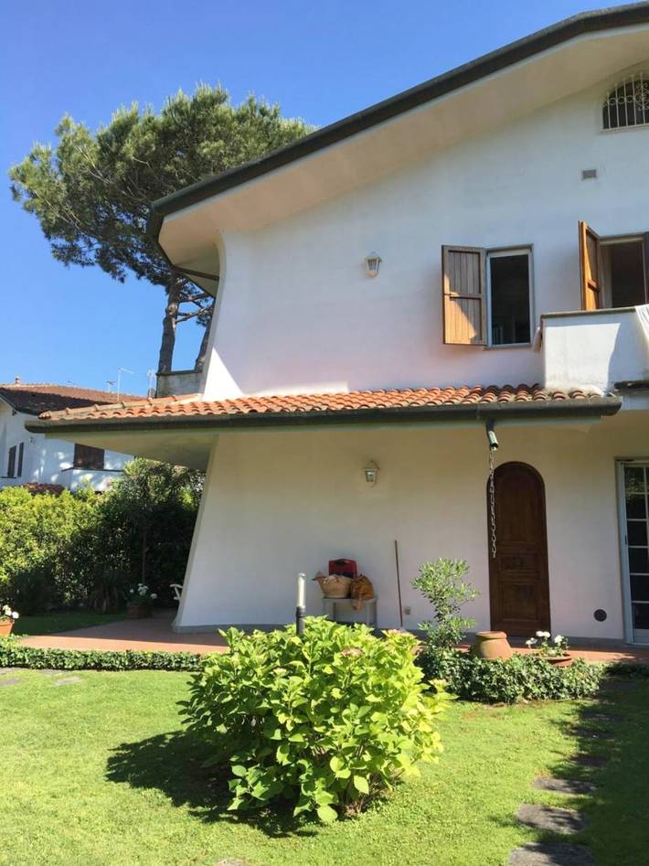 Casa vacanza per 8 persone, con Balcone e Terrazza nonché Giardino e Panorama a Cinquale