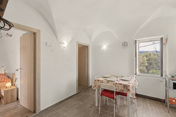 Geheel appartement, Appartement "Giulia" met zee- en bergzicht, tuin en Wi-Fi in Imperia, Riviera di Ponente