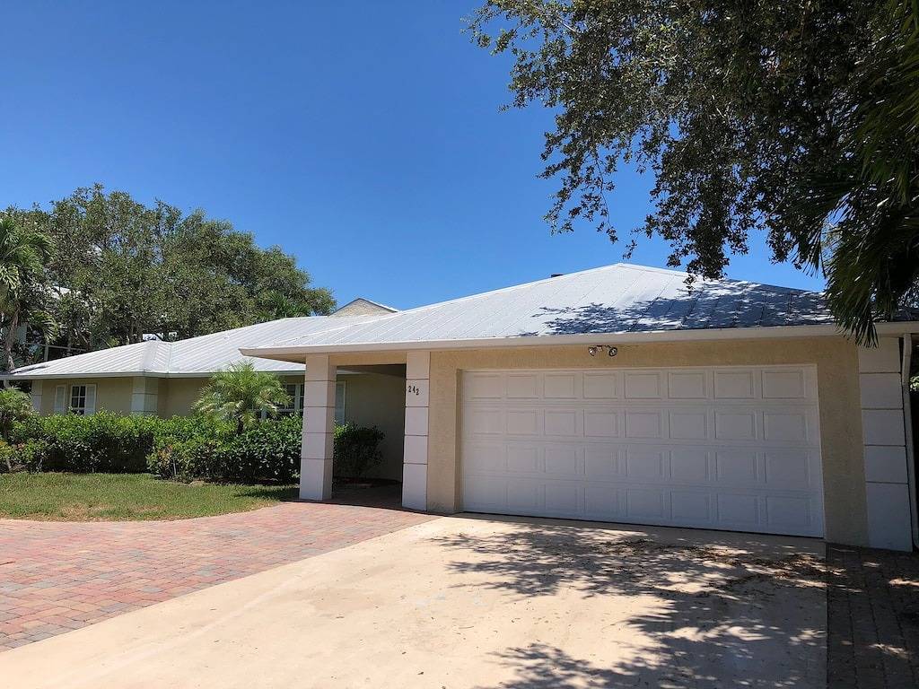 Waterfront Island Home mit Dock, Pool und in der Nähe des Strandes! in North Hutchinson Island / Orchid Island, St. Lucie County