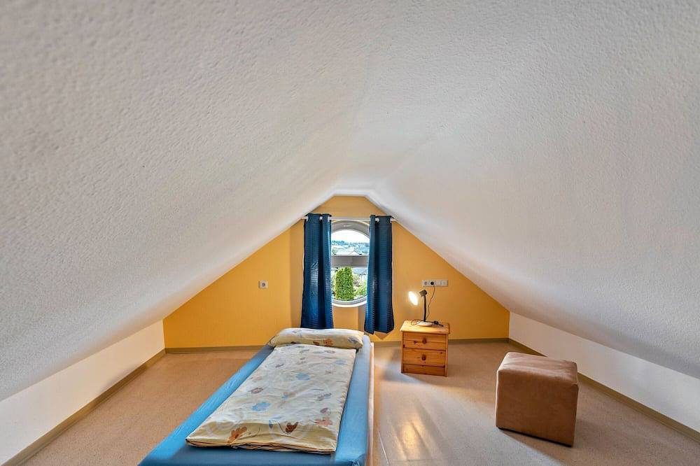 Ganze Wohnung, Ferienwohnung mit Blick auf Heilsberg,mit Balkon und Wi-Fi in Hilzingen, Hegau