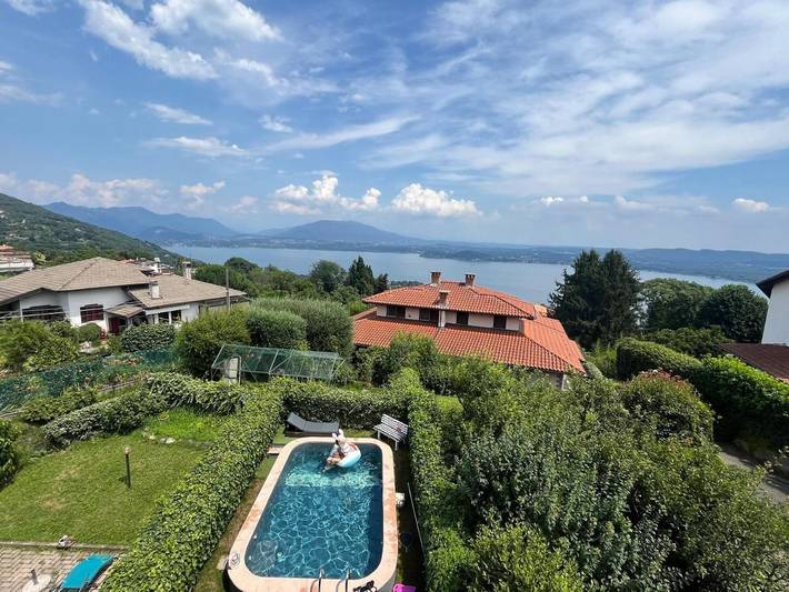 Gîte pour 12 personnes, avec jardin et vue ainsi que terrasse et piscine, animaux acceptés dans Massino Visconti