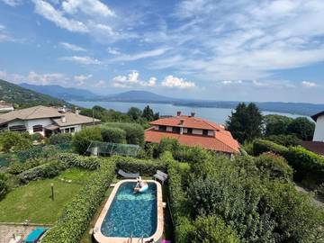 Gîte pour 12 personnes, avec jardin et terrasse ainsi que piscine et vue, animaux acceptés dans Massino Visconti