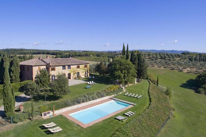 Villa for 12 people, with garden and balcony in Siena