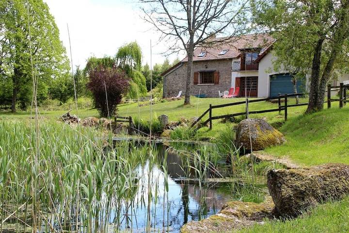 Location de vacances pour 13 personnes, avec Balcon et Terrasse ainsi que Vue sur le lac et Vue à Champeau-en-Morvan