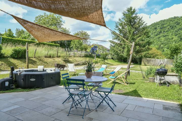 Casita de campo 'Entre Lacs Et Montagne' con vistas a la montaña, Wi-Fi y aire acondicionado in Saint-Bueil, Región de La Tour-du-Pin