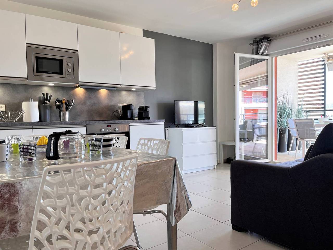 Appartement entier, Charmant T2 climatisé avec grande terrasse, piscine et parking privatif, proche plage et commerces. in Le Lavandou, Parc national de Port-Cros