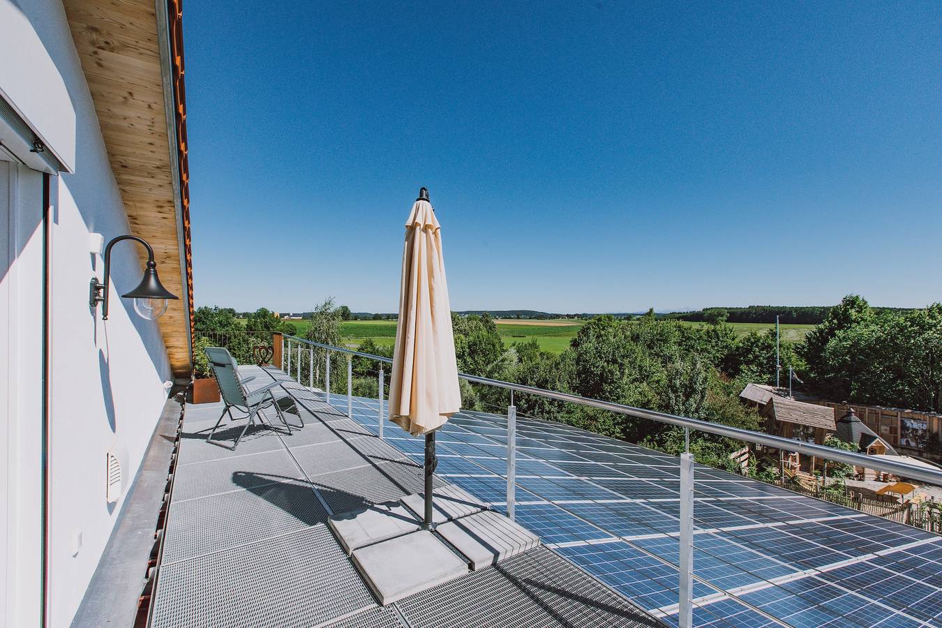 Ganze Wohnung, Ferienwohnung 'Loft - Guggi's Emporeon Allgäu' mit Bergblick, Terrasse, Spielplatz und Klimaanlage in Germaringen, Bayerisch Schwaben