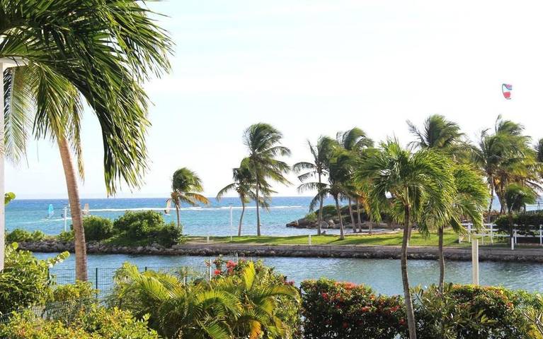 Gîte pour 4 personnes, avec vue ainsi que piscine et jardin, adapté aux familles dans Port De Saint Francois