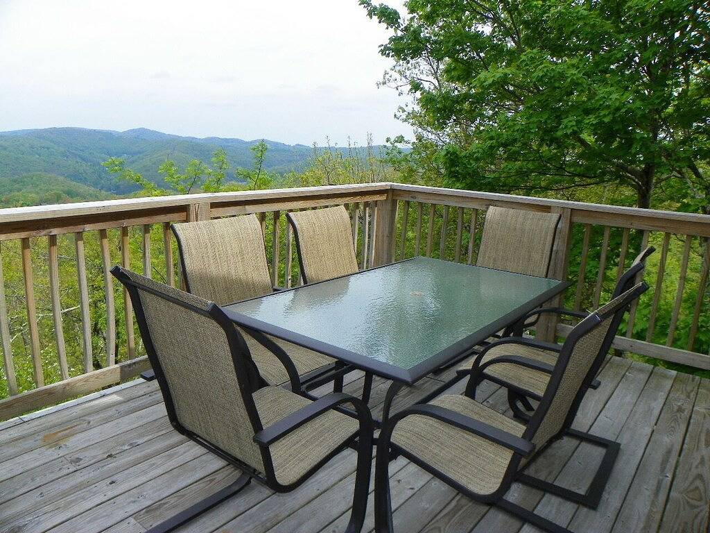 Aspen View - 3-story home with gorgeous views, a hot tub, and perfect location! in Blue Ridge Parkway, Watauga County