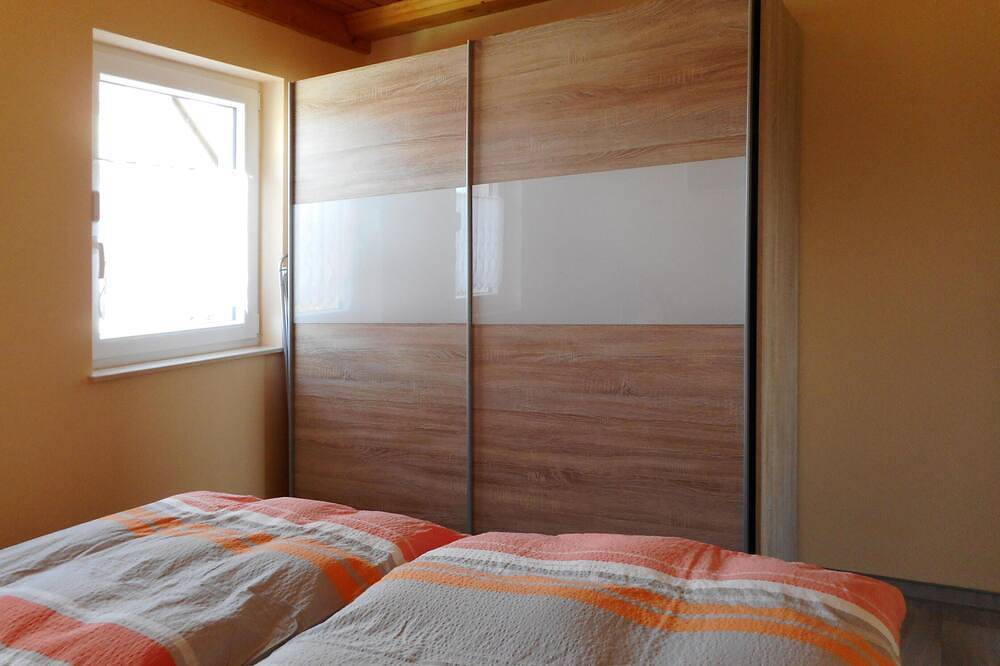 Ganze Wohnung, Moderne Ferienwohnung (40m2) mit Kaminofen in Kaltenwestheim, Biosphärenreservat Rhön