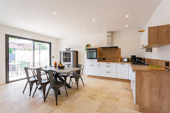 Location de vacances pour 6 personnes, avec terrasse et jardin à Saint-Victor-la-Coste