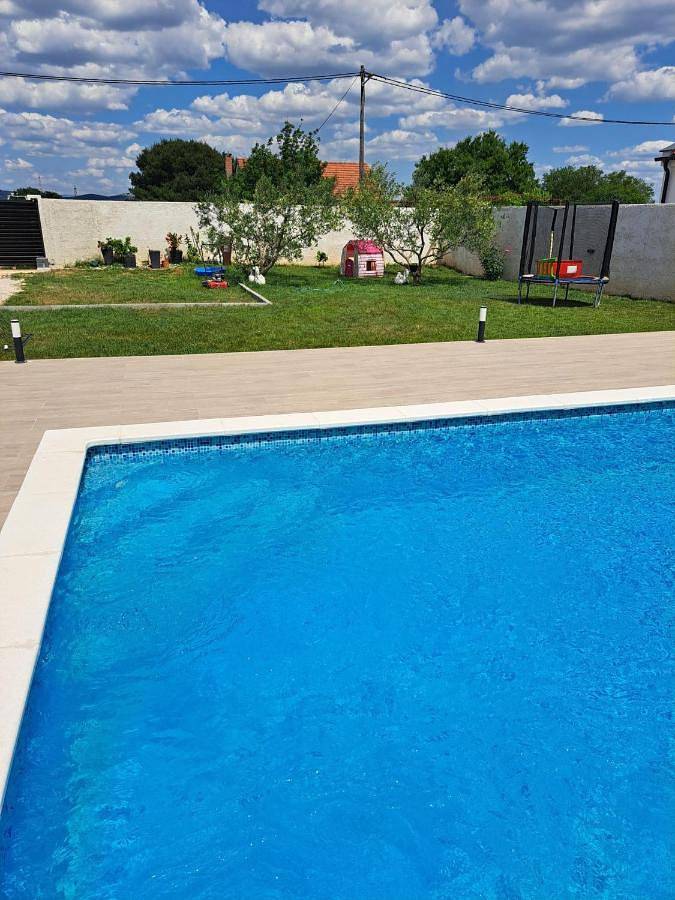 Villa pour 6 personnes, avec jardin ainsi que piscine et terrasse à Biograd na Moru - 2