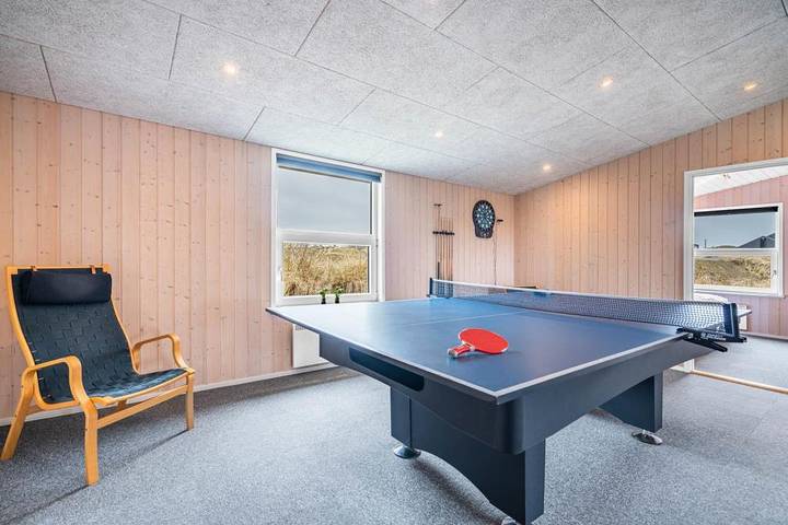 Sehr gepflegtes Aktivitäts-Sommerhaus mit Badetonne  auf einem großen hügeligen Dünengrundstück im Hjelmevej 60 in Henne, Région de Varde