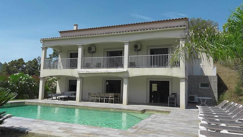 Villa für 12 Personen, mit Whirlpool und Terrasse sowie Pool und Ausblick in Afa