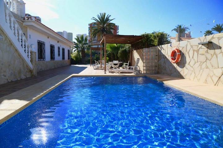 Finca für 5 Personen, mit Terrasse und Garten sowie Pool in Benidorm