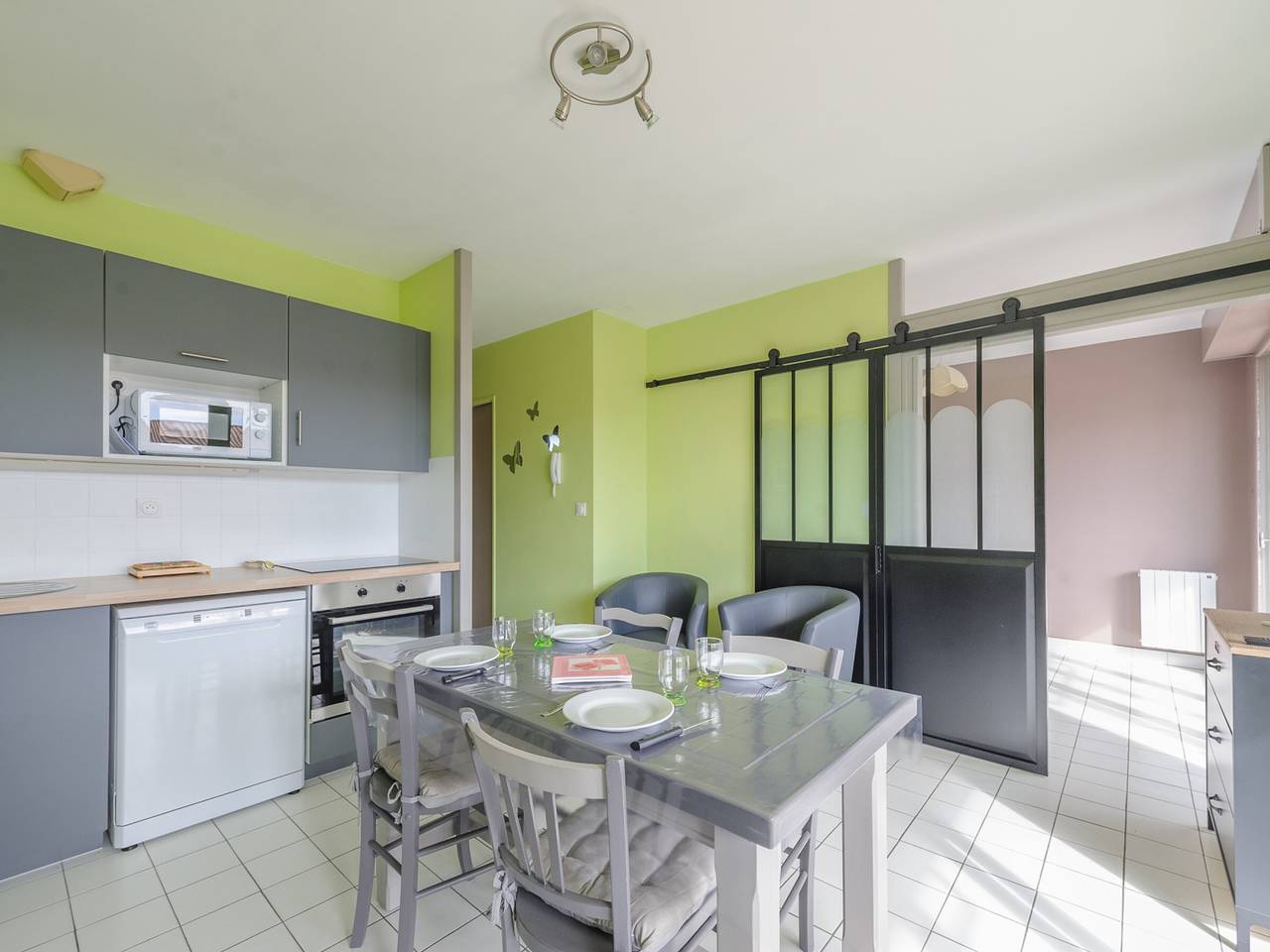 Entire apartment, Cozy 2-Bedroom Apartment with Sea View, Balcony, Pool, Tennis, and Private Parking Near Beach in Châtelaillon-Plage, La Rochelle region