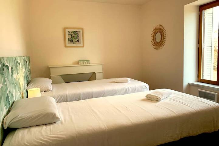 Location de vacances pour 10 personnes, avec piscine ainsi que terrasse et jardin à La Chapelle-Aubareil - 2