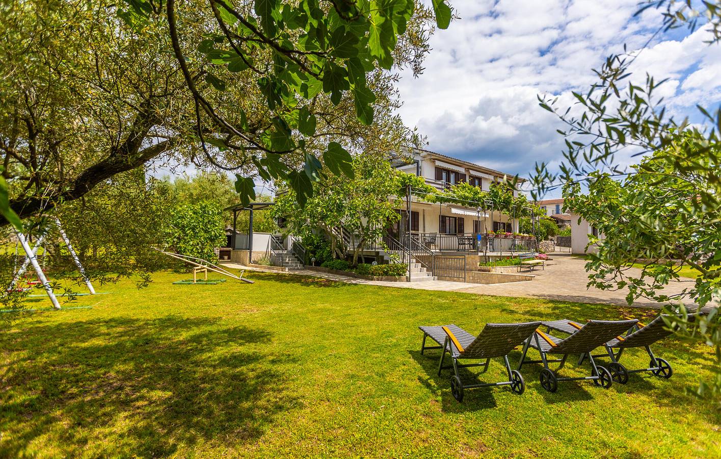 Ganze Ferienwohnung, Gemütliche Ferienwohnung mit Terrasse, WLAN und 2 km zum Strand in Malinska-Dubašnica, Krk
