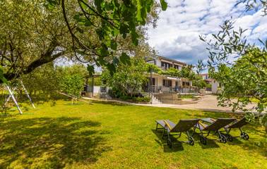 Ferienwohnung für 2 Personen, mit Terrasse und Garten in Malinska