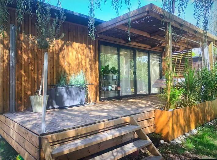 Camping pour 6 personnes, avec Terrasse ainsi que Bassin pour enfant et Piscine