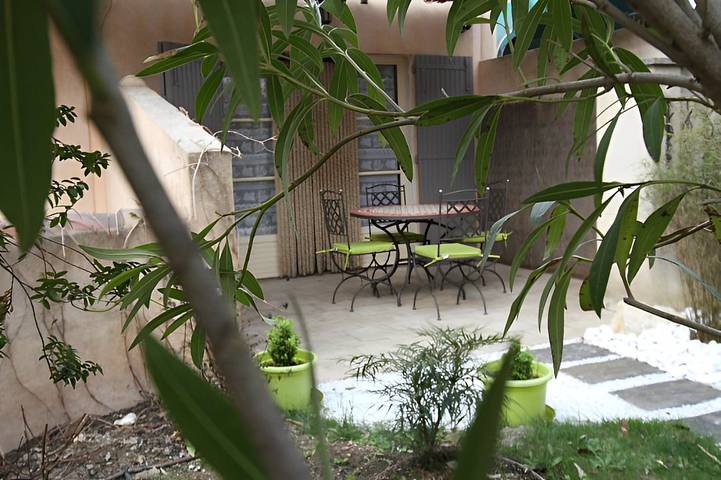 Gîte pour 2 personnes, avec jardin ainsi que terrasse et piscine dans les Bouches-du-Rhône - 4