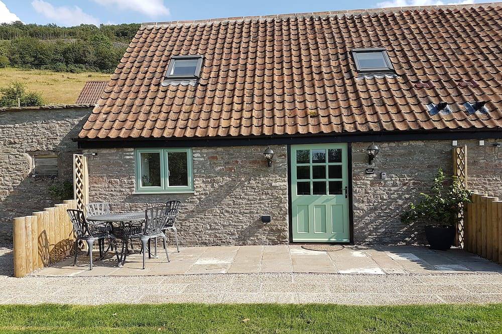 Dog & family friendly 2 bed barn conversion in country setting in North Somerset