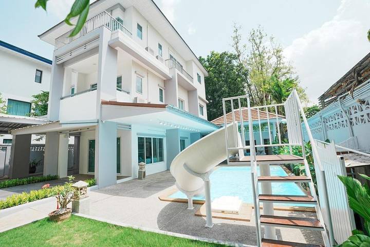 Villa pour 12 personnes, avec jacuzzi et balcon ainsi que jardin et piscine à Bangkok